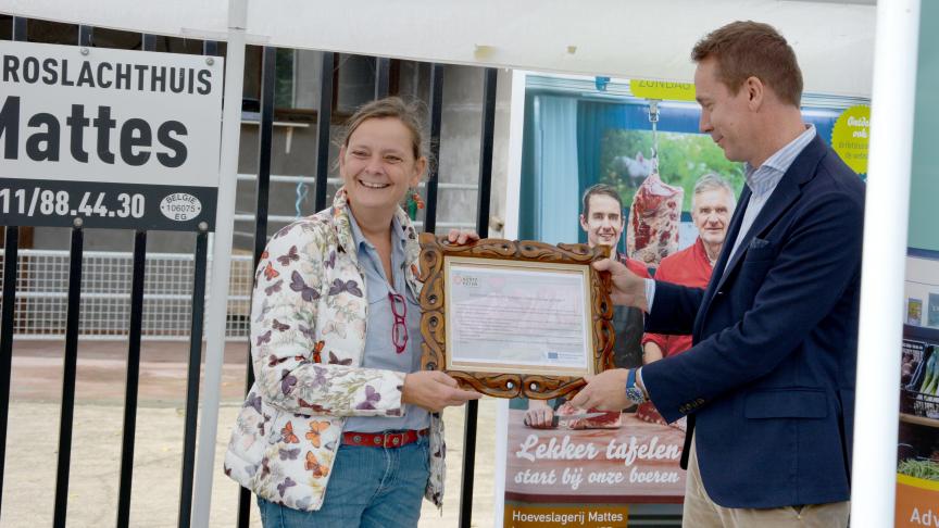 Ann Detelder van Steunpunt Korte Keten overhandigde een kader met de diverse noden van de korteketenveehouders aan Vlaams minister van Landbouw Jo Brouns.