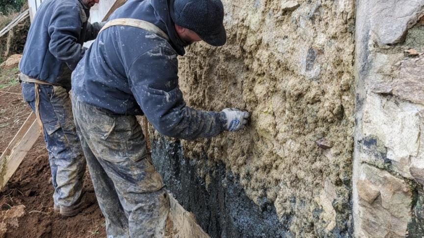 Een muur is gemene eigendom wanneer hij op de perceelsgrens staat, wanneer hij dient als scheiding tussen 2 erven of gebouwen en wanneer er geen akte of overeenkomst of uiterlijk teken is dat het tegendeel bewijst.