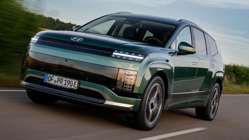 Dankzij zijn enorme wielbasis is de Hyundai Ioniq 9 uitzonderlijk ruim en biedt hij comfortabel plaats aan 7 inzittenden.