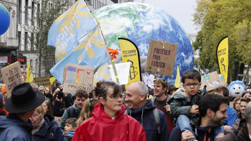 Tijdens de nationale klimaatmars op 5 oktober in Brussel riepen de manifestanten de federale en regionale overheden op om te stoppen met het subsidiëren van vervuilende industriële activiteiten in België.