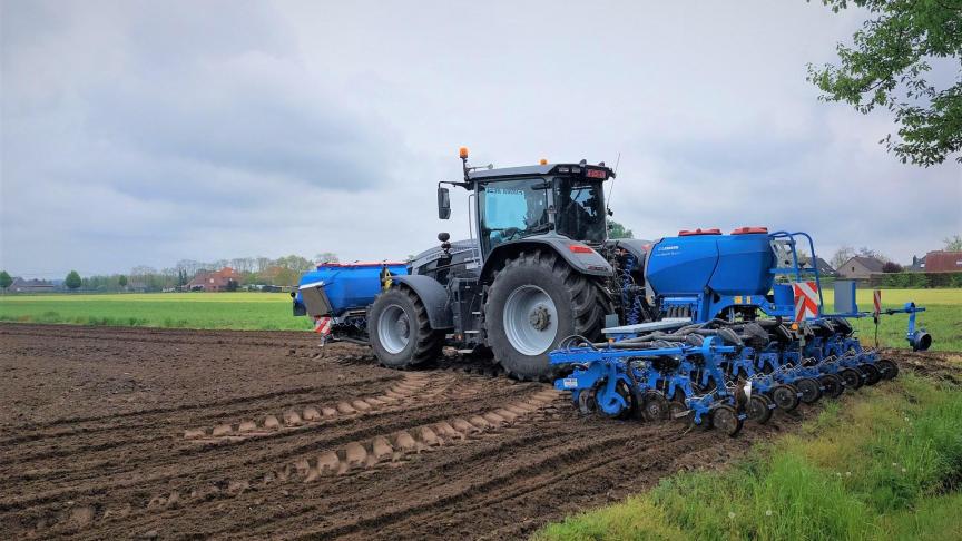 De toenemende schaalvergroting, specialisaties en ecologische verplichtingen zorgen er volgens Lydia Peeters voor dat landbouwerstaken uitbesteden aan loonwerkers.