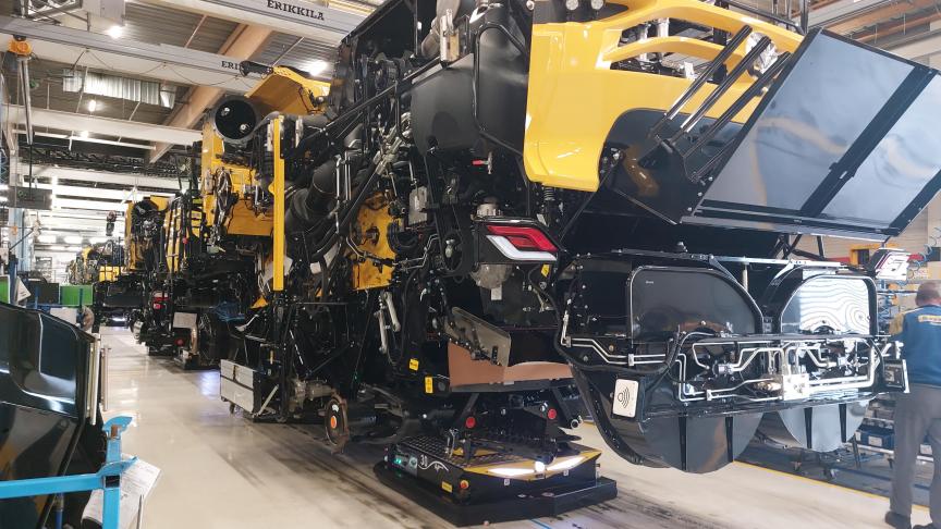 De in opbouw zijnde machines in de fabriek in Zedelgem hangen niet meer aan een ketting vast, maar staan op automatisch geleide voertuigen.