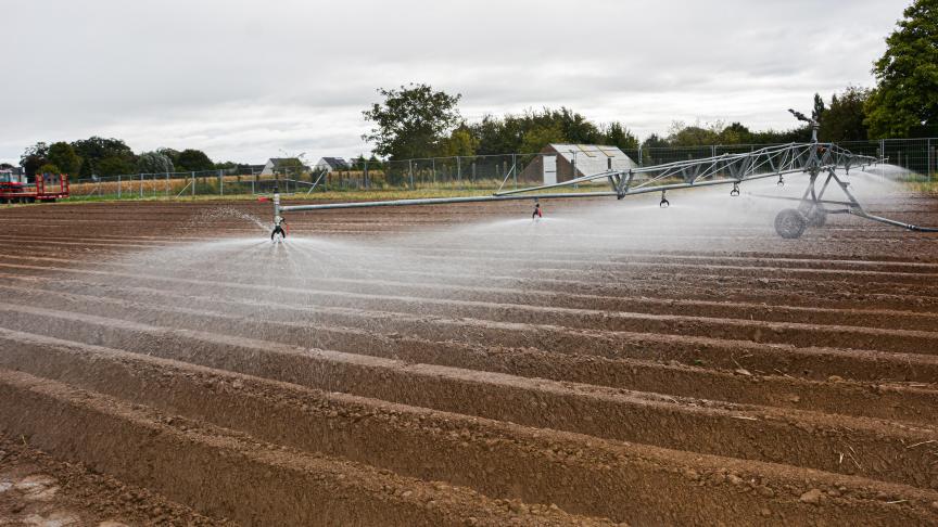 Op het groenteplatform vonden demonstraties rond opkomstirrigatie plaats, onder meer met deze klassieke beregeningsboom.