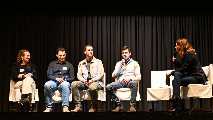 Het panel voor het rondetafelgesprek bestond uit 4 jonge melkveehouders, met vanaf links Karin Hoefkens, Quinte Jochems, Niels Achten, Phille Renders en presentatrice Ilse De Vis.