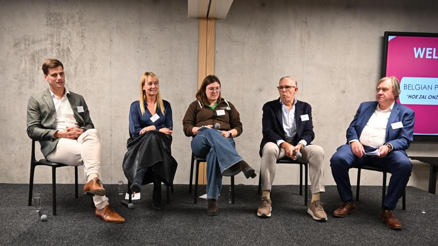 Moderator Johnny Vansevenant (helemaal rechts) praatte op de Belgian Pork Academy met 4 panelleden (vanaf links): Pieter-Jan Meerschman, Karen Pollet, Justine Arkens en Peter Goossens.