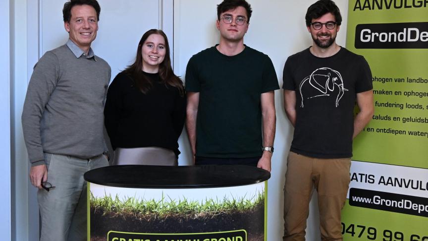Joris Suda (vanaf links), Yentl De Clerck en nog 2  collega’s van GrondDepot.