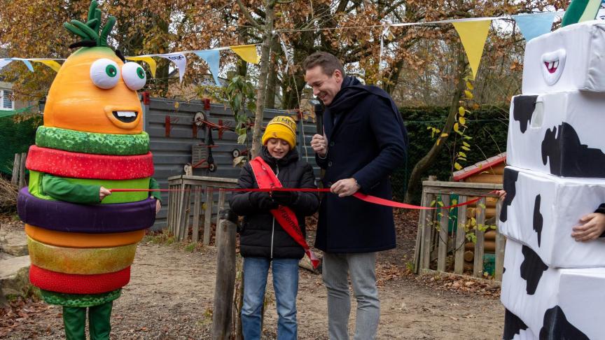 Vlaams minister van Landbouw Jo Brouns mocht in school De Wonder-wijzer in Zutendaal mee het lint doorknippen.