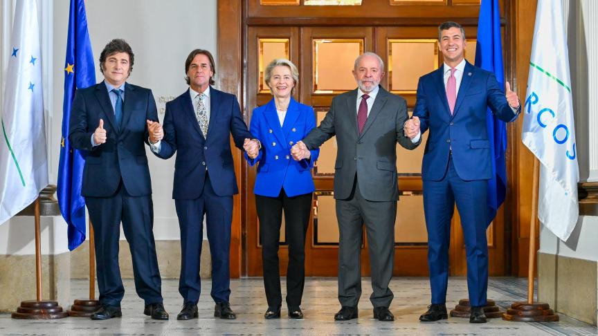 Ursula von der Leyen met de leiders van de Mercosur-landen, nadat ze een politiek akkoord bereikten over het Mercosur-akkoord. Of ze terug op de foto kunnen op 20 december is de inzet van politieke strijd.
