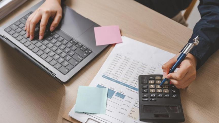 Minder dan de helft van de Belgische btw-plichtige bedrijven is al klaar voor de verplichte e-facturatie.