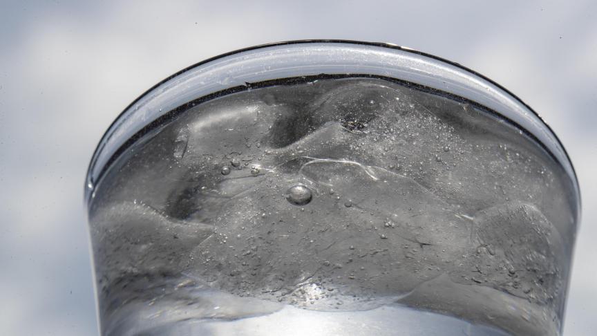 De drinkwaterrichtlijn richt zich op verontreinigende stoffen zoals hormoonontregelaars en microplastics en bevat regels rond schoon drinkwater en het vermijden van waterlekken.