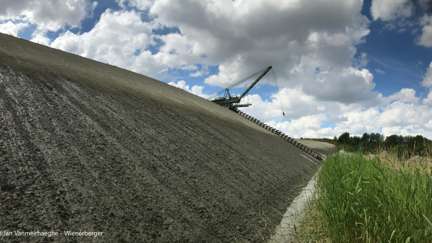 Voor de kleiwinning van bouwmaterialen pompt Wienerberger jaarlijks tot 100.000 m³ groevewater op.