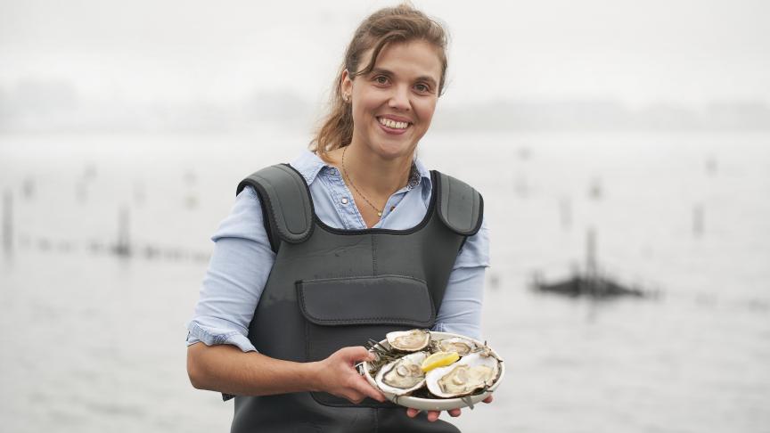 Uitbaatster van De Oesterput Kim Puystjens: “De Spuikom in Oostende is de ideale plek voor oesterkweek”.