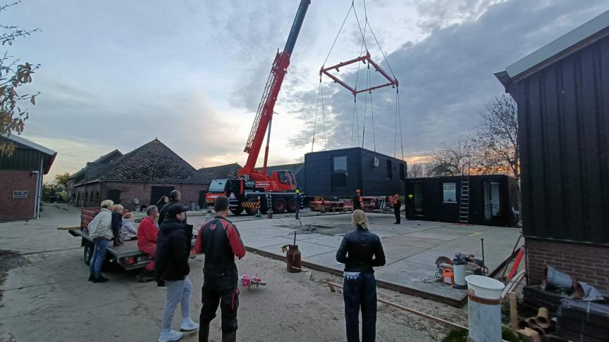 De Nederlandse melkveehouder Corné van Leeuwen heeft als een van de eersten ter wereld een installatieop zijn boerderij om kweekvlees te gaan produceren.