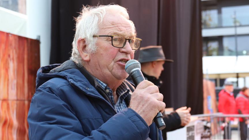 Marcel Marchand zoals  we hem vaak te zien krijgen, met de micro  in de hand