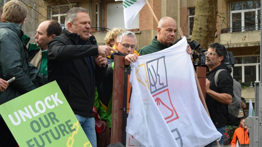 Lode Ceyssens richtte aan het einde van de manifestatie op 18 december het woord tot eurocommissaris Roswall.  Het kan niet zijn dat slechte Europese regelgeving ervoor zorgt dat onze bedrijven op slot zitten, niet kunnen moderniseren en niet kunnen verduurzamen.”