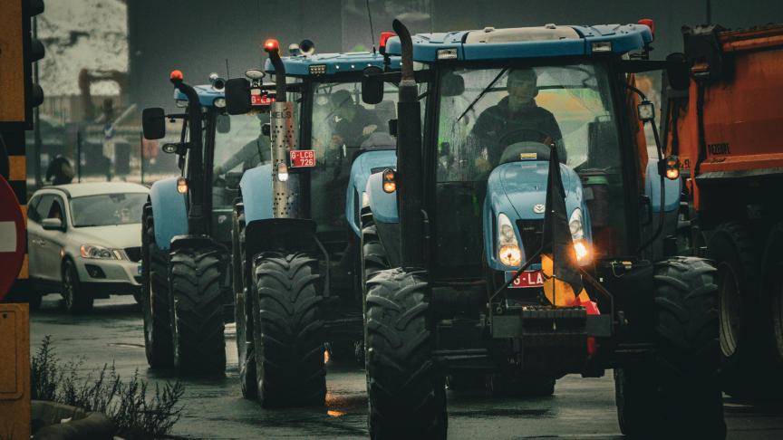 Boeren protesteren op verschillende plaatsen in Vlaanderen tegen het Mercosur-handelsakkoord.