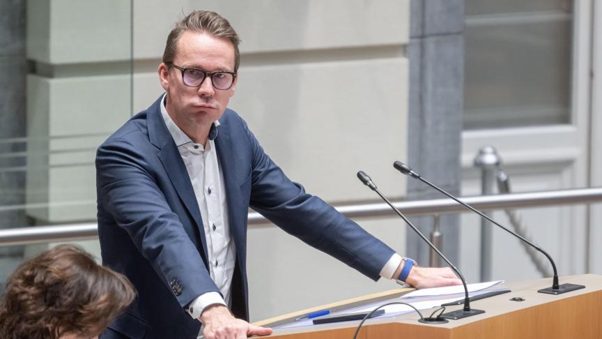 Minister Brouns ligt onder vuur door een subsidie die hij toekende aan een Boerenbond-consortium voor een infopunt over emissiereductie in de veehouderij.