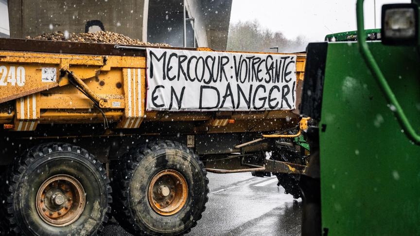 Waalse boeren blokkeerden verschillende snelwegen uit protest tegen de goedkeuring van het Mercosur-akkoord.