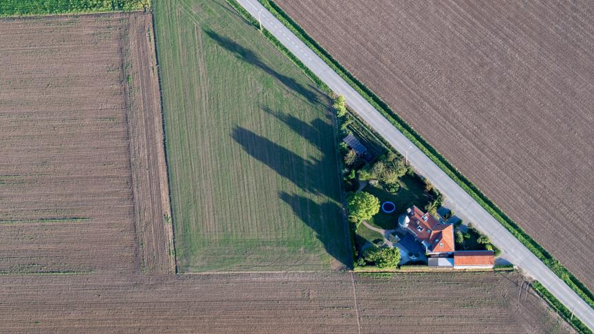 Gemiddeld wordt ongeveer 30% van de agrarisch bestemde ruimte niet meer gebruikt door professionele landbouwers.