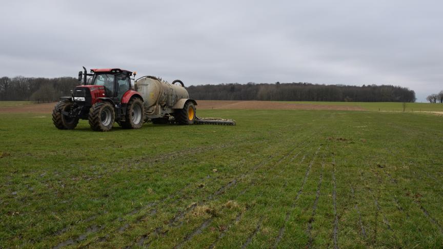 Omwille van de droge weersomstandigheden is het uitrijden van mest op grasland met 1 week vervroegd.