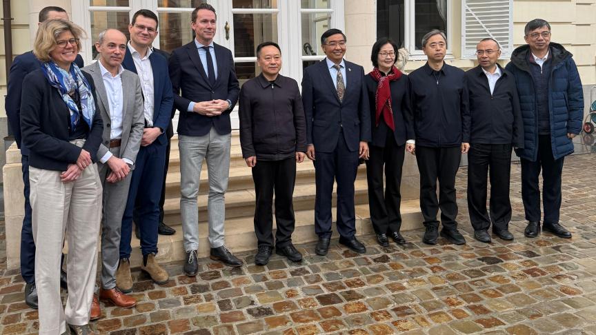 Jo Brouns heeft tijdens een overleg met de Chinese minister van Waterbeleid ervaringen in waterbeheer toegelicht.