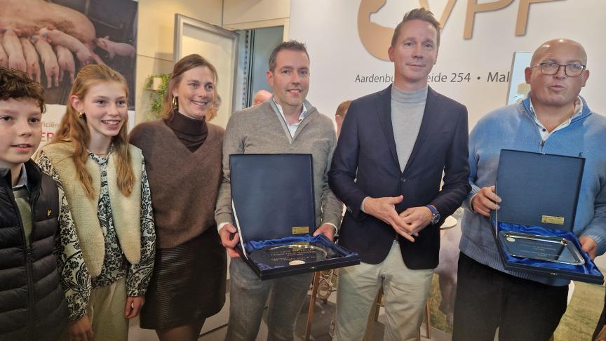 Veerle Depreitere en Bart Clincke, eigenaars van Filemon van de Sluizenweg, en hun kinderen Alexander en Elena, samen met Vlaams minister van Landbouw en Omgeving Jo Brouns en Marc Peters (rechts), fokker van Filemon, bij de uitreiking van de Gouden Piétrain Award.