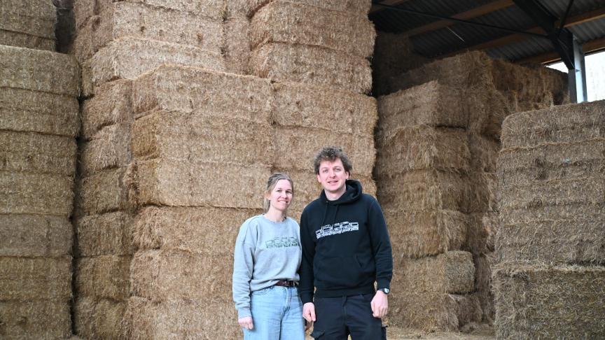 Het hooi en stro kopen Geert  en Kirsten voor  zowat 80% in  Frankrijk.