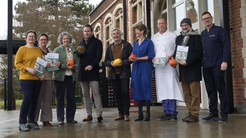 De partners van ZoBio 2.0 op de loskade bij zorggroep Sint-Kamillus, met links van minister Brouns Anne Martens, bioboerin van Herpendalvallei, en uiterst rechts keukenmanager Patriek Elebaut.