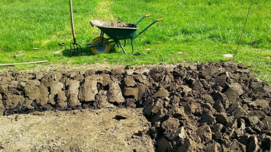 Spitten is de klassieke manier om de moestuin zaai- en plantklaar te  maken.