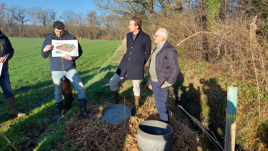 V.l.n.r Steve Meuris, Jo Brouns en Gerard Vangerven geven toelichting bij het waterbeleid en peilgestuurde drainage.