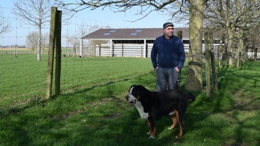 Marc Bossuyt in zijn boomgaard. De eikels zijn een ware delicatesse voor de edelherten.