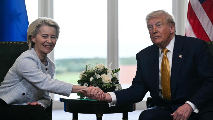 Ursula von der Leyen (links) en Donald Trump (rechts) sloten vorige zomer in Turnberry een handelsakkoord. Een nieuw Amerikaans onderzoek naar overcapaciteit zou tot nieuwe douanetarieven kunnen leiden.