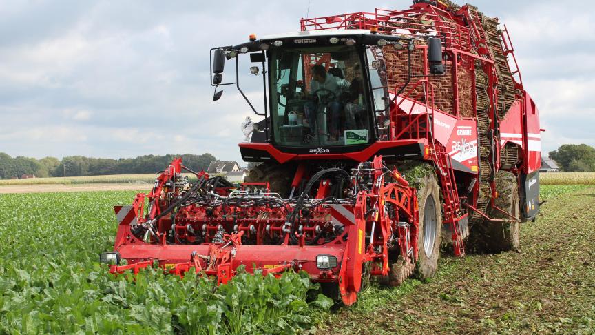 Een bietenrooimachine vergt een investering van meer dan 750.000 euro.