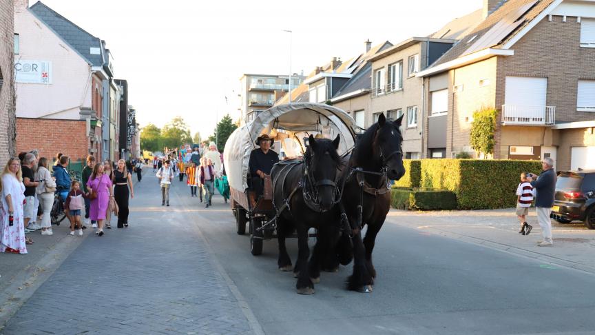 Louis Van De Vijver op de huifkar met programmaboekjes tijdens Katuit (2025) in Dendermonde.
