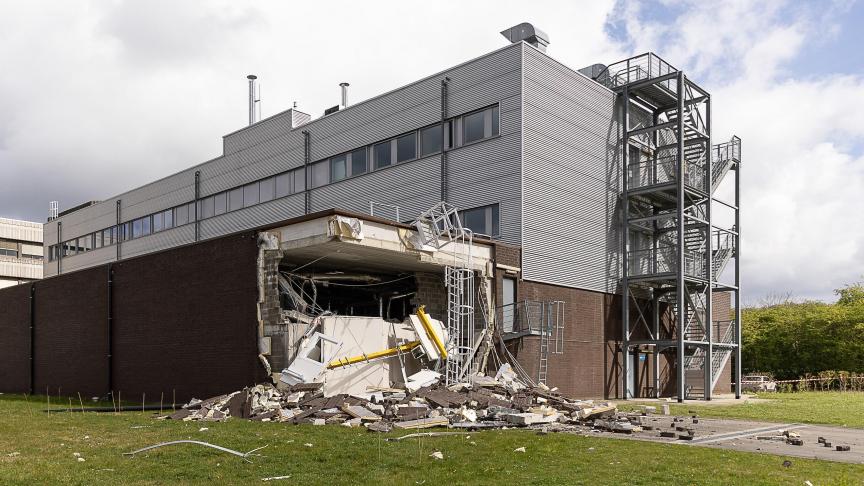 De explosie bracht ernstige schade toe aan een buitenmuur van de campus Diergeneeskunde.
