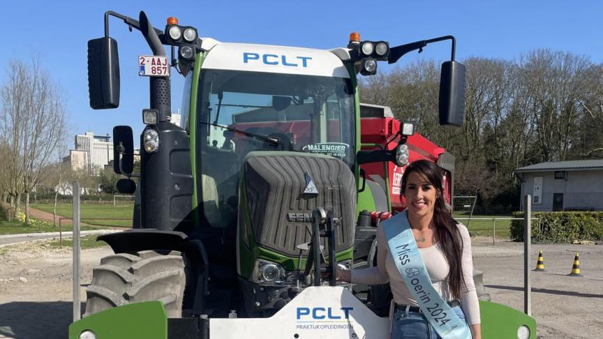 Lindsay Plovie, winnares van Miss Boerin Benelux 2024, aan de G-rijbewijstractor van PCLT. Na het succesvol behalen van haar G-rijbewijs, volgt ze nu ook het starterstraject landbouw.