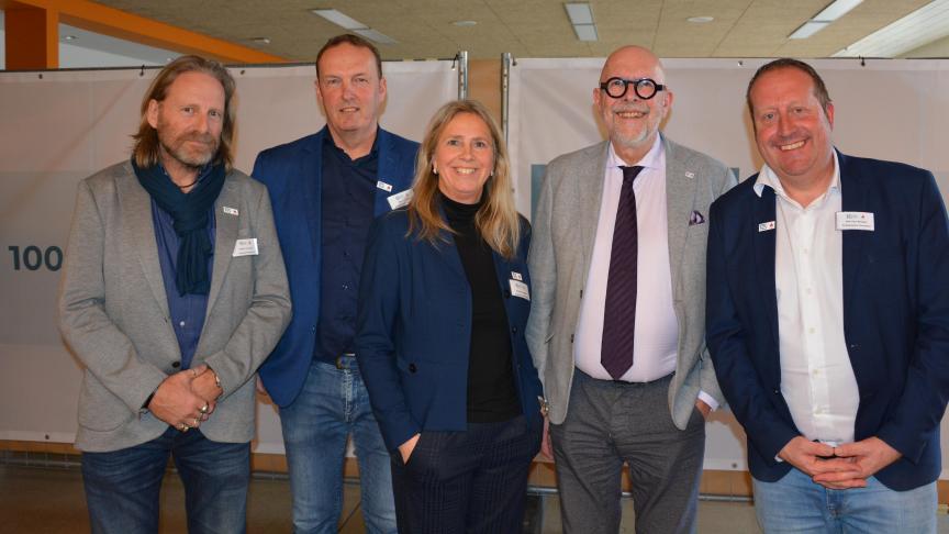 Leden van de PITO-directie, met centraal directrice Daniëlle Segers en rechts van haar Antwerps provinciaal gedeputeerde voor Onderwijs Luk Lemmens (N-VA).