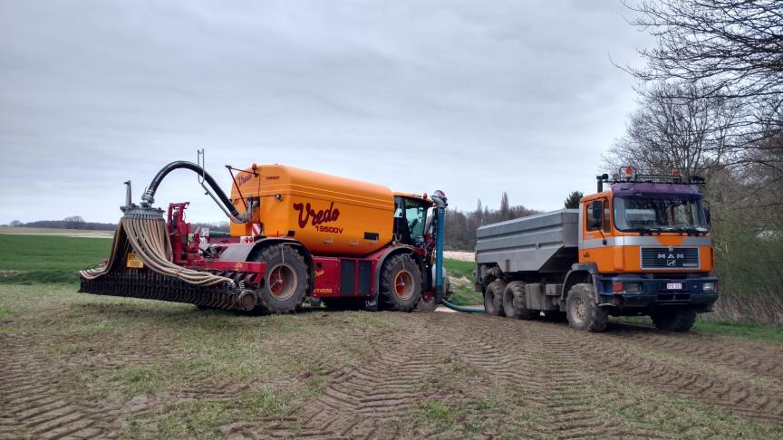 Ammoniakemissies die vrijkomen bij het uitrijden van dierlijke mest zijn voor het eerst sinds 2015 gedaald.
