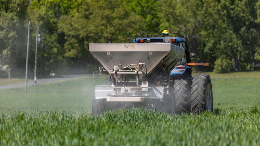 In Nederland wordt er 25 miljoen euro uitgetrokken voor landbouwers om minder kunstmest en energie te gebruiken.