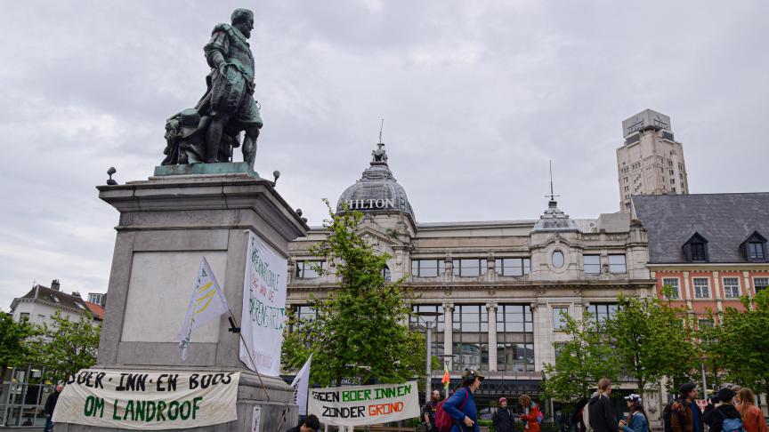 Niet toevallig voeren de betogers actie  in de buurt van de Boerentoren,  een symbolische plaats voor de  boerenstrijd.