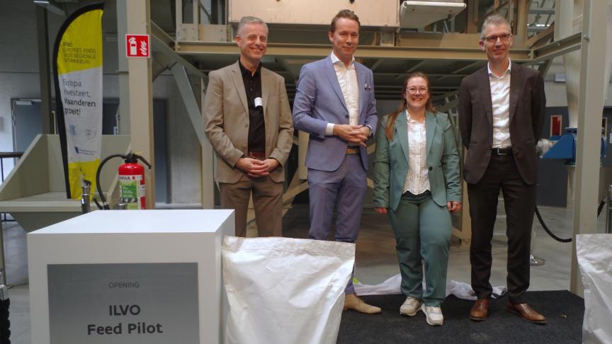 Wetenschappelijk directeur ILVO Dier Sam De Campeneere, Vlaams minister van Landbouw Jo Brouns, coördinator van Feed Pilot Annatachja De Grande en administrateur-generaal van ILVO Joris Relaes