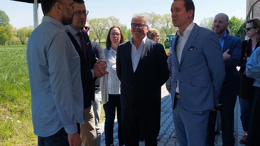 Vlaams minister Jo Brouns bracht op 23 april een bezoek aan de Proefhoeve Bottelare.
