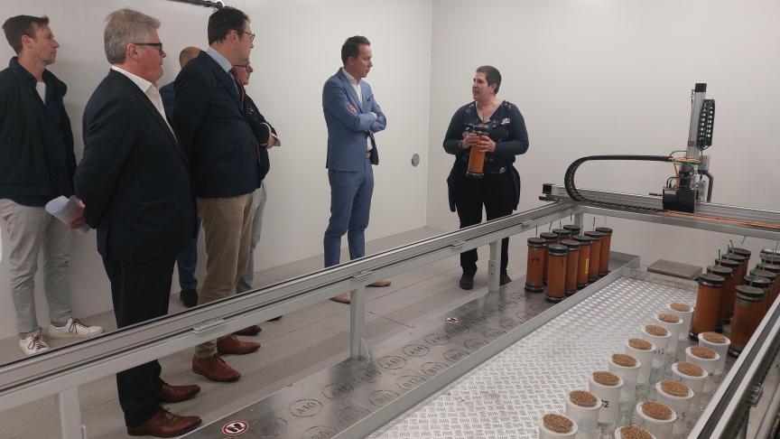 In de klimaatkamer zorgt een robot voor de automatische weging en beeldvorming van kuilvoeders.