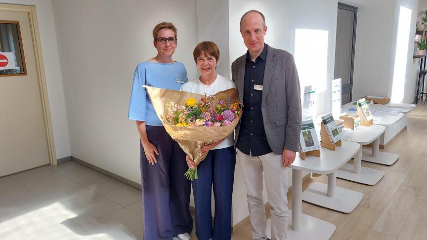 Annemie Elsen (links) en Pieter Janssens (rechts) bij de emeritaatsviering van Hilde Vandendriessche (midden).