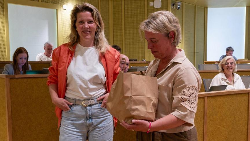 Oost-Vlaams provincieraadslid Lieselotte Van Hoecke (links op de foto) overhandigde een zak aardappelen van haar ouderlijk bedrijf uit Evergem aan landbouwgedeputeerde Joke Schauvliege.