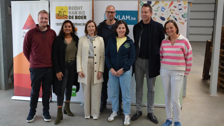 Antwerps landbouwgedeputeerde Jinnih Beels (tweede van links) en minister van Landbouw Jo Brouns (tweede van rechts) gaven de aftrap van de Week van de Korte Keten op het bedrijf 't Hertsveld van Stijn en Ann Van de Voorde (centraal op de foto).