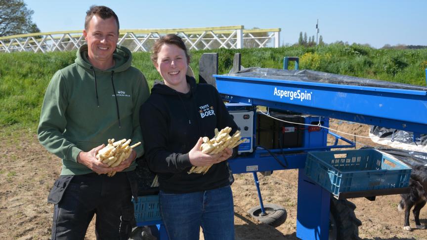 Jelle en Evelyn bij de AspergeSpin die de plastic opheft, waardoor de asperges makkelijker kunnen worden geoogst.
