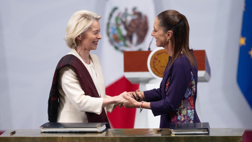 Commissievoorzitter Ursula von der Leyen en de Mexicaanse president Claudia Sheinbaum schudden elkaar de hand na het ondertekenen van het handelsakkoord tussen de EU en Mexico.