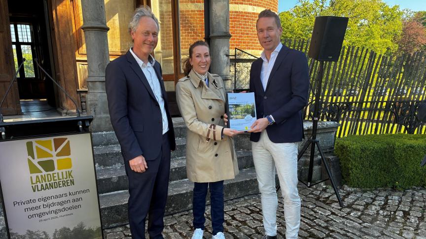Oud-voorzitter Guido Mulier en directeur Landelijk Vlaanderen Valerie Vandenabeele overhandigen hun beleidsvoorstellen aan minister van Omgeving Jo Brouns.