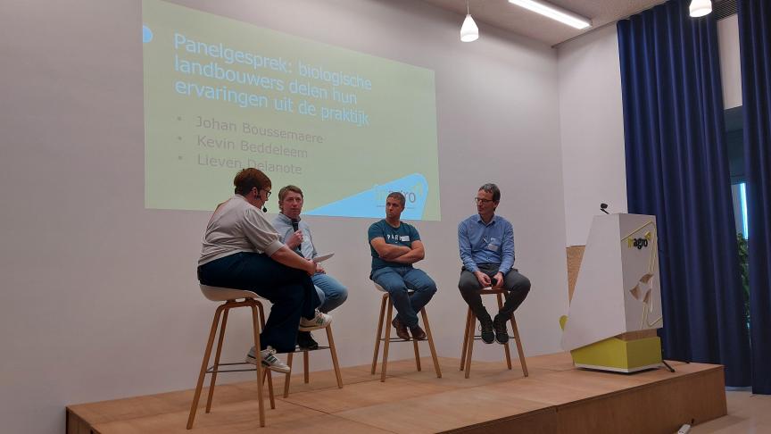 De deelnemers aan het spraakmakende panelgesprek van de biotrefdag, v.l.n.r. moderator Annelies Blomme,  Johan Boussemaere, Kevin Beddeleem en Lieven Delanote.